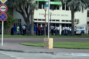 Trahadornan di MetaCorp a continua cu protesta dilanti Parlamento