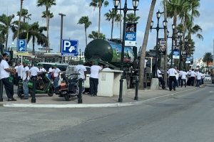 Trahadornan di MetaCorp a continua cu protesta dilanti Parlamento
