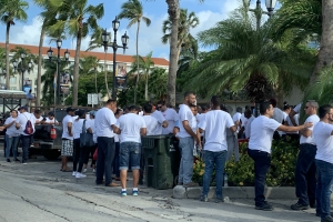 Trahadornan di MetaCorp a continua cu protesta dilanti Parlamento
