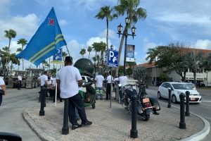 Trahadornan di MetaCorp a continua cu protesta dilanti Parlamento
