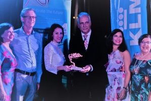 A.T.A  a felicita KLM cu nan celebracion 100 aña existencia