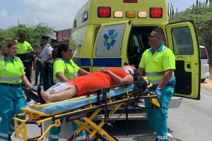 Señora a bolter den greppel riba caminda di Hato pa Pos Abou