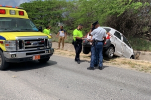 Señora a bolter den greppel riba caminda di Hato pa Pos Abou