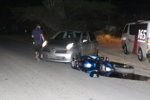 Auto y brommer den accidente na Sabana Blanco