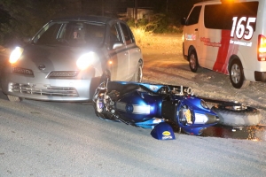 Auto y brommer den accidente na Sabana Blanco
