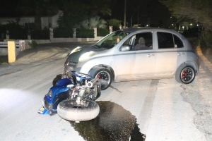 Auto y brommer den accidente na Sabana Blanco