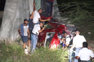 Dos auto ta cay for di brug di Spaans Lagoen