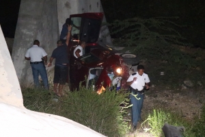Dos auto ta cay for di brug di Spaans Lagoen