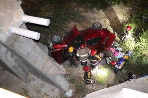 Dos auto ta cay for di brug di Spaans Lagoen