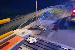 DOW: Caminda pa brug Spaans Lagoen cera pa drecha crashbarriers 