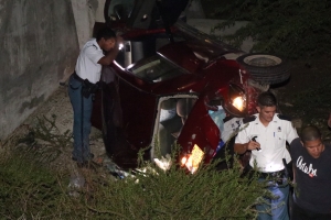 Dos persona hospitalisa ainda di e accidente riba brug Spaans Lagoen
