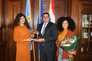 Minister Besaril a ricibi Shamira Raphaëla pa cu su 'Gouden Kalf'