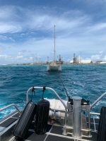 Warda Costa a asisti e zeilboot Beyond Infinity na altura di Rodgers Beach