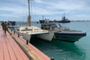 Warda Costa a asisti e zeilboot Beyond Infinity na altura di Rodgers Beach