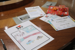 Prome Minister ta entrega premio na ganadornan di concurso di pintamento di cacho