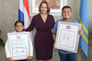 Prome Minister ta entrega premio na ganadornan di concurso di pintamento di cacho