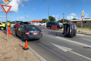 Auto ta bolter riba rotonde nobo di Watty Vos Boulevard 