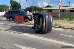 Auto ta bolter riba rotonde nobo di Watty Vos Boulevard 