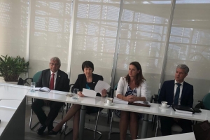 Sector priva y gobierno a firma acuerdo riba prohibicion plastic y Oxybenzone