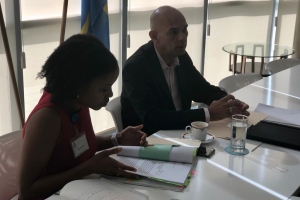 Sector priva y gobierno a firma acuerdo riba prohibicion plastic y Oxybenzone