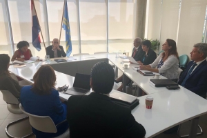 Sector priva y gobierno a firma acuerdo riba prohibicion plastic y Oxybenzone