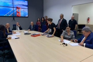 Acuerdo pa 500 miyon florin firma pa companianan di utilidad