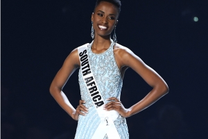 Zozibini Tunzi di Sur Africa ta  Miss Universo 2019