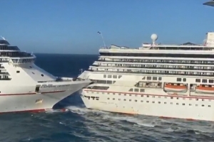 Dos bapor crucero di e liña Carnival a dal den otro na Cozumel