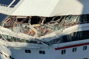 Dos bapor crucero di e liña Carnival a dal den otro na Cozumel