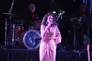 Izaline, Boy y Tony a haci nan cos den Christmas Under the Stars