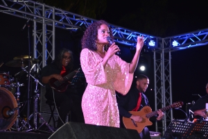 Izaline, Boy y Tony a haci nan cos den Christmas Under the Stars