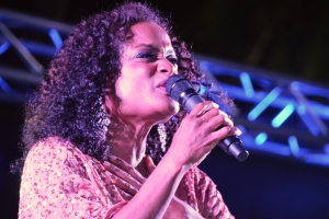 Izaline, Boy y Tony a haci nan cos den Christmas Under the Stars