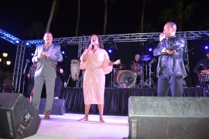 Izaline, Boy y Tony a haci nan cos den Christmas Under the Stars