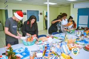 Districto 1 di polis di  Oranjestad a bolbe yuda 5 famia pa temporada di Pasco 
