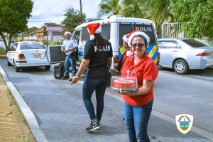 Districto 1 di polis di  Oranjestad a bolbe yuda 5 famia pa temporada di Pasco 