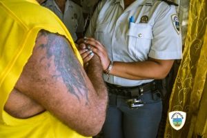 Districto 1 di polis di  Oranjestad a bolbe yuda 5 famia pa temporada di Pasco 