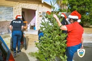 Districto 1 di polis di  Oranjestad a bolbe yuda 5 famia pa temporada di Pasco 