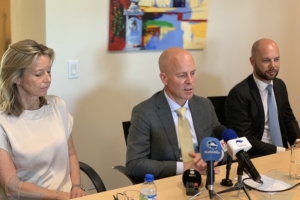 Minister Raymond Knops ta bishita Aruba otro siman atrobe