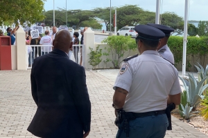 Grupo di ciudadano a entrega minister Knops kehonan riba gabinete Wever 