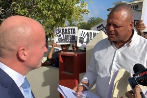 Grupo di ciudadano a entrega minister Knops kehonan riba gabinete Wever 