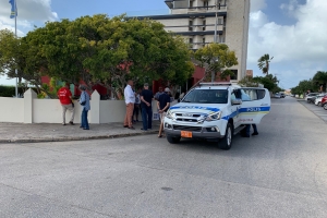 Grupo di ciudadano a entrega minister Knops kehonan riba gabinete Wever 