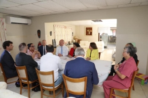 Minister Knops sumamente impresiona cu trabou di FHMD  