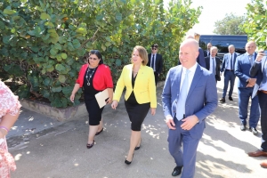 Minister Knops sumamente impresiona cu trabou di FHMD  