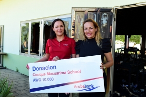 Aruba Bank a haci donacion na Cacique Macuarima School