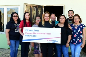 Aruba Bank a haci donacion na Cacique Macuarima School