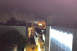 Candela feroz a destrui dos edificio den Punda na Corsou