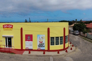 Op = Op ta habri su portanan na San Nicolas