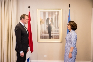 Gobernador a huramenta vice-presidente Keltjens