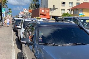 Taxistanan a protesta dilanti Bestuurskantoor awe mainta