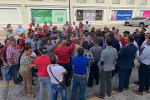 Taxistanan a protesta dilanti Bestuurskantoor awe mainta